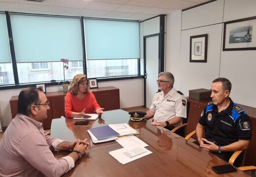 A alcaldesa recibiu hoxe no Concello a Javier María de Loresecha, comisario da Policía Nacional da Comisaría de Ferrol-Narón